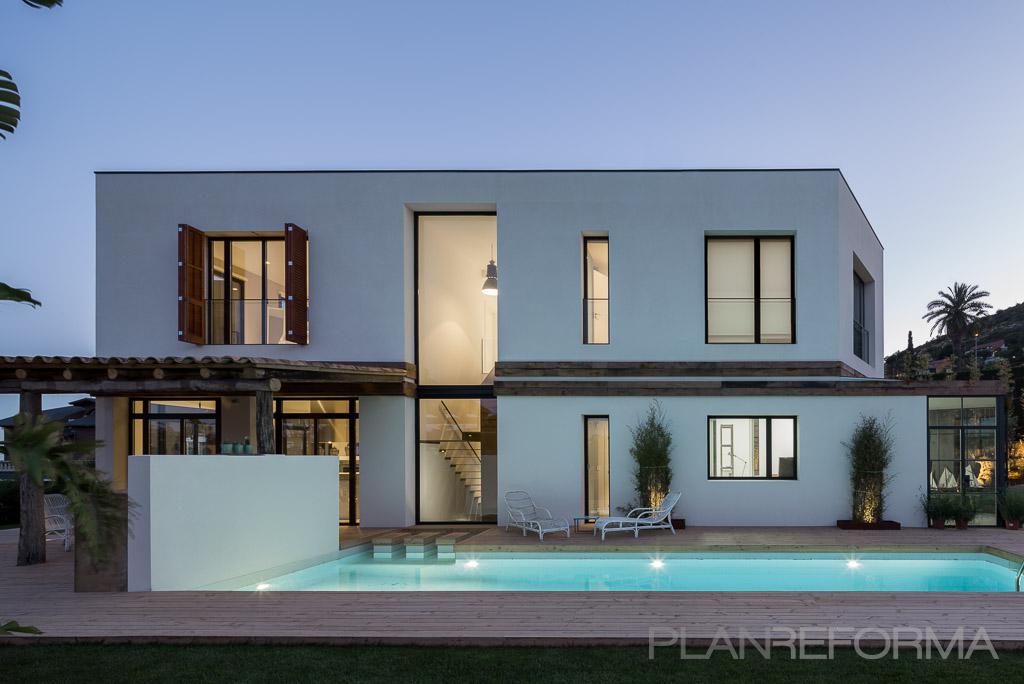 Piscina, Exterior, Jardin Estilo contemporaneo Color marron, blanco  diseñado por 08023 Architects | Arquitecto 