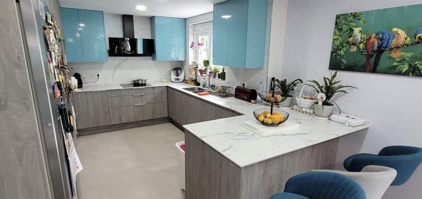 Comedor, Cocina Estilo contemporaneo Color turquesa, azul cielo, gris  diseñado por RIAC CONSTRUCCIONES | Reformista, constructor | Copyright Propietarios