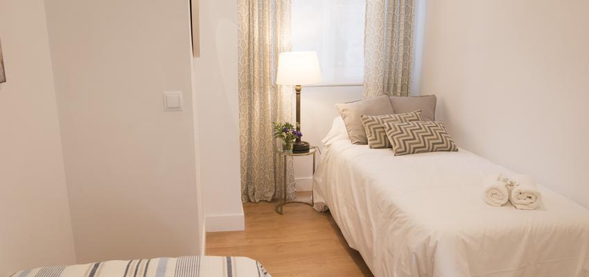 Dormitorio Estilo mediterraneo Color gris, plateado, bronce  diseñado por Angelines Oliva Blazquez | Arquitecto | Copyright REFORMA DE DORMITORIO