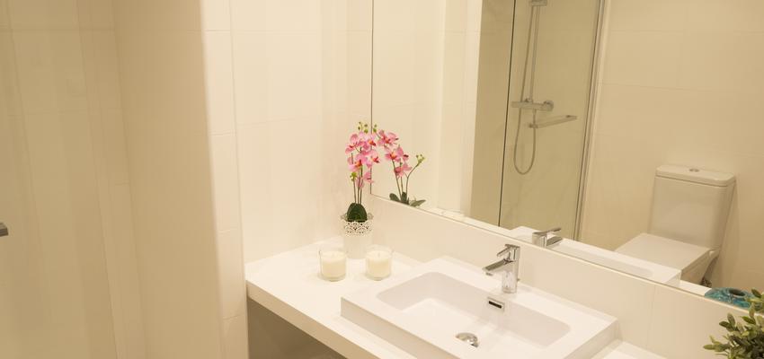 Baño Estilo moderno Color ocre, blanco, plateado  diseñado por Angelines Oliva Blazquez | Arquitecto | Copyright REDISTRIBUCION BAÑO