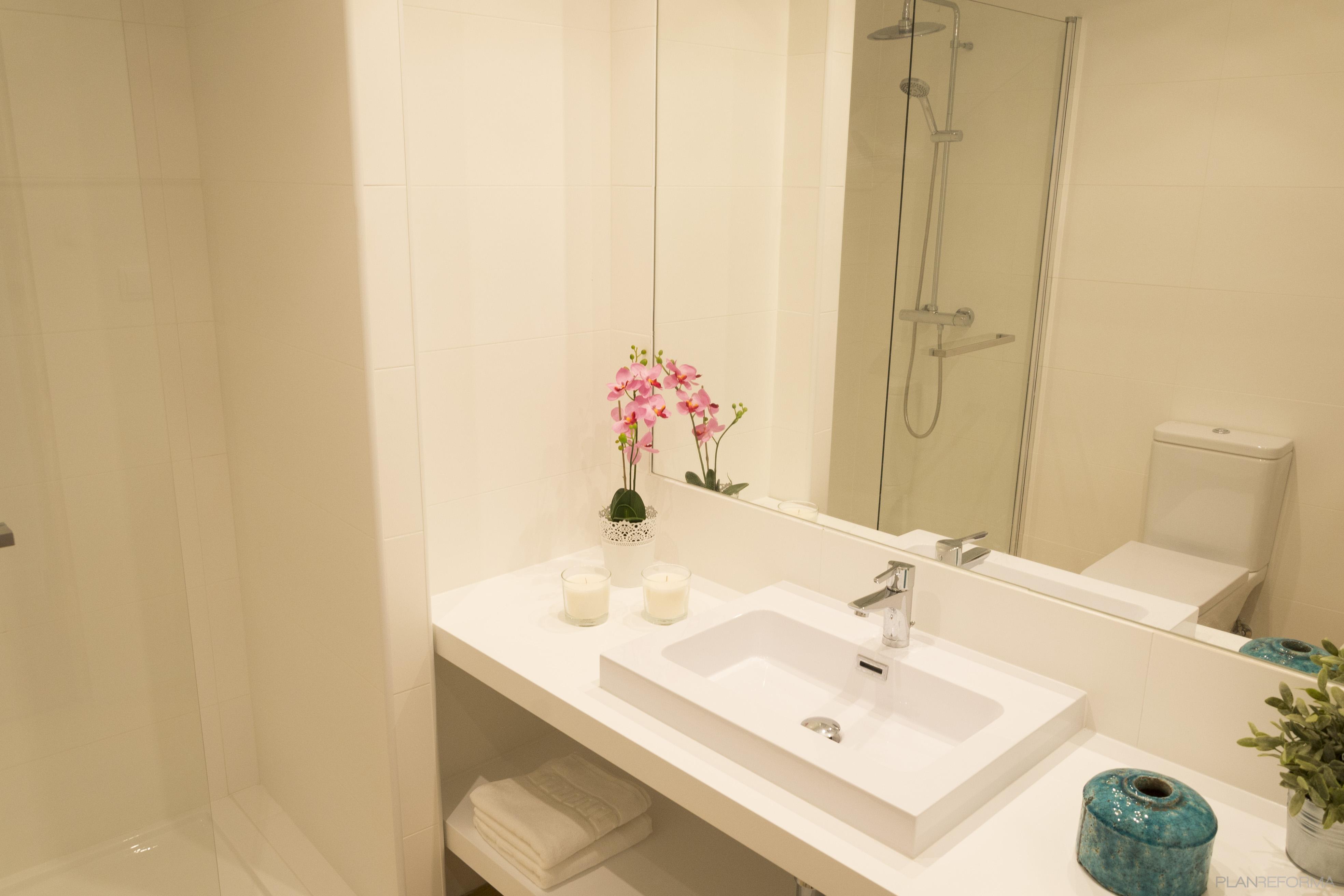Baño Estilo moderno Color ocre, blanco, plateado  diseñado por Angelines Oliva Blazquez | Arquitecto | Copyright REDISTRIBUCION BAÑO