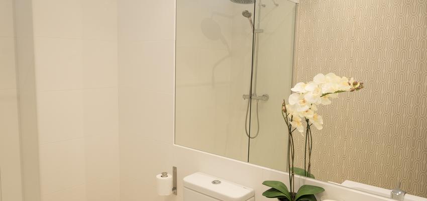 Baño Estilo contemporaneo Color blanco, plateado, bronce  diseñado por Angelines Oliva Blazquez | Arquitecto | Copyright REDISTRIBUCION BAÑO