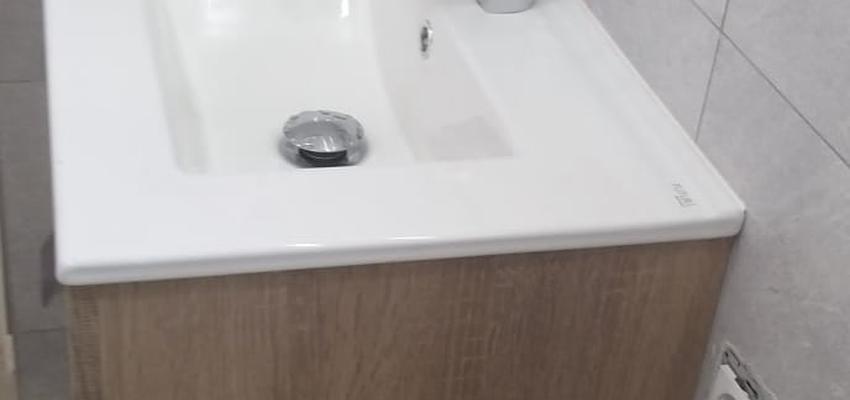 Baño Estilo moderno Color rojo  diseñado por Paulo loayza | Reformista, constructor | Copyright Acabados del Baño.