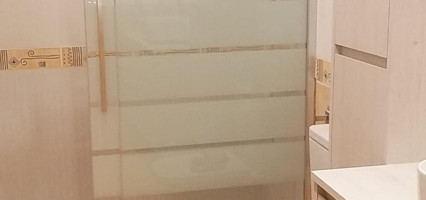 Baño Estilo moderno Color rojo  diseñado por Paulo loayza | Reformista, constructor | Copyright El acabado del baño.