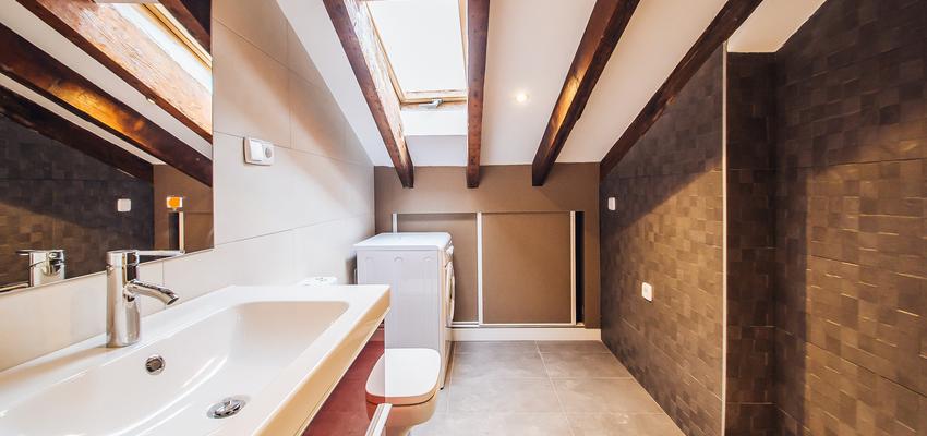 Baño Estilo moderno Color rojo, marron, blanco  diseñado por ARKin | Gremio | Copyright http://arkin.es/portfolio/atico/