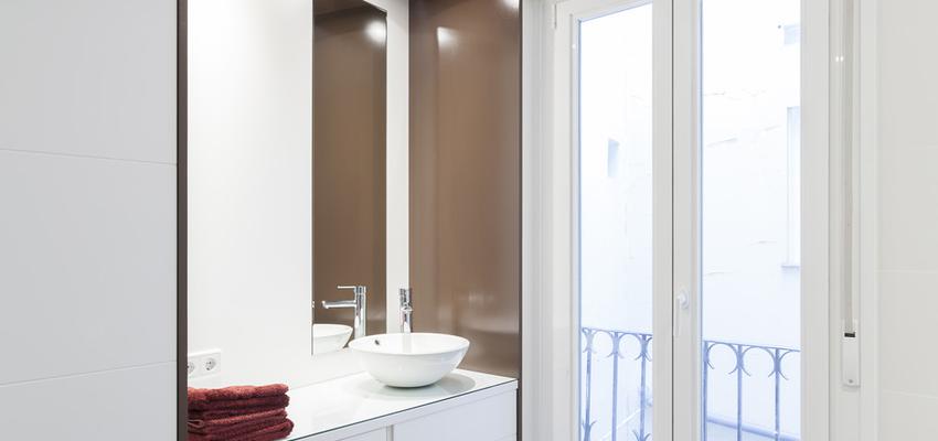 Baño Estilo moderno Color rojo, marron, blanco  diseñado por ARKin | Gremio | Copyright http://arkin.es/portfolio/vivienda/