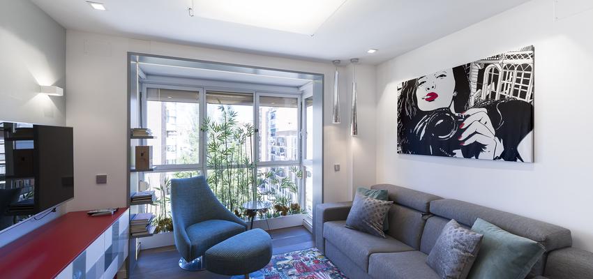 Salon Estilo moderno Color rojo, gris, plateado  diseñado por ARKin | Gremio | Copyright http://arkin.es/portfolio/apartamento-2/