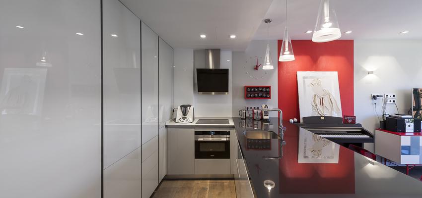 Cocina Estilo moderno Color rojo, gris, plateado  diseñado por ARKin | Gremio | Copyright http://arkin.es/portfolio/apartamento-2/