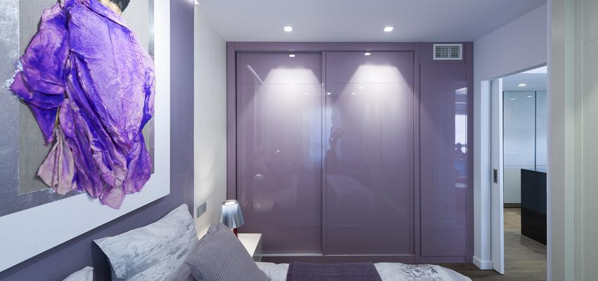 Dormitorio Estilo moderno Color azul, violeta, blanco  diseñado por ARKin | Gremio | Copyright http://arkin.es/portfolio/apartamento-2/