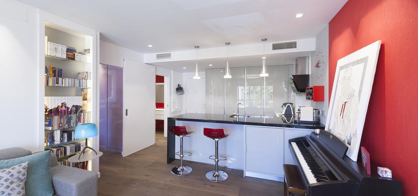 Cocina, Salon Estilo moderno Color rojo, azul cielo, violeta  diseñado por ARKin | Gremio | Copyright http://arkin.es/portfolio/apartamento-2/