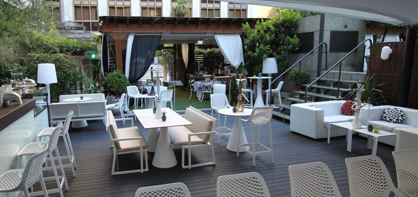 Terraza, Exterior, Hotel Estilo moderno Color verde, marron, blanco  diseñado por ARKin | Gremio | Copyright http://arkin.es/portfolio/shukran-corner/