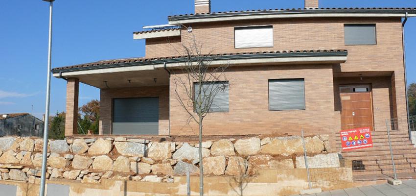 Exterior style contemporaneo color marron, gris  diseñado por ATpuig | Arquitecto Técnico 