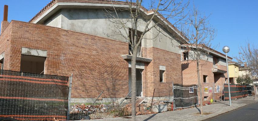 Exterior style contemporaneo color marron, gris  diseñado por ATpuig | Arquitecto Técnico 