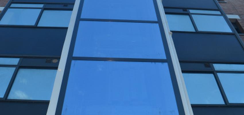 Exterior style moderno color marron, blanco, gris  diseñado por ATpuig | Arquitecto Técnico 