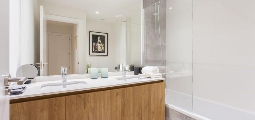 Baño Estilo moderno Color azul  diseñado por REFORMAS VILANOVI | Reformista, constructor 