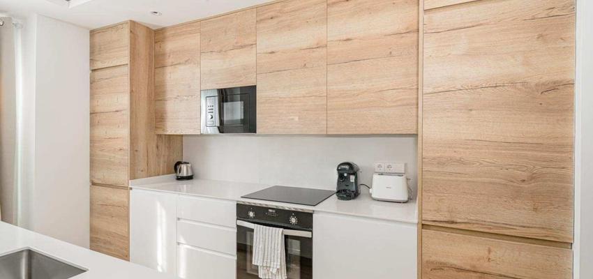 Cocina Estilo moderno Color verde  diseñado por REFORMAS VILANOVI | Reformista, constructor 