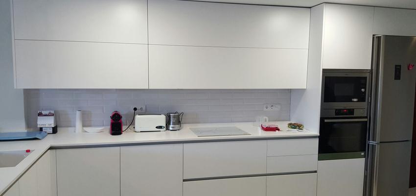Cocina Estilo moderno Color gris, plateado  diseñado por HOME-ESTUDIO | Gremio 