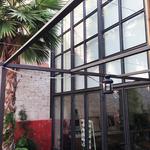 Exterior style contemporaneo color gris, gris, negro