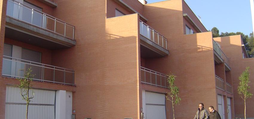 Balcon, Exterior style contemporaneo color marron, blanco  diseñado por A7 Estudi d'Arquitectura | Arquitecto 