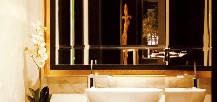 Baño style clasico color marron, blanco, bronce  diseñado por Sube Interiorismo  | Marca colaboradora 