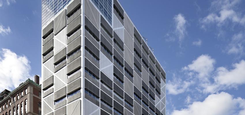 Exterior style moderno color blanco, gris, negro  diseñado por Moneo Brock Studio | Arquitecto 