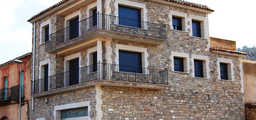 Garaje, Balcon, Exterior style rustico color marron, negro, plateado  diseñado por OA oficina de arquitectura | Arquitecto | Copyright Soy propietario