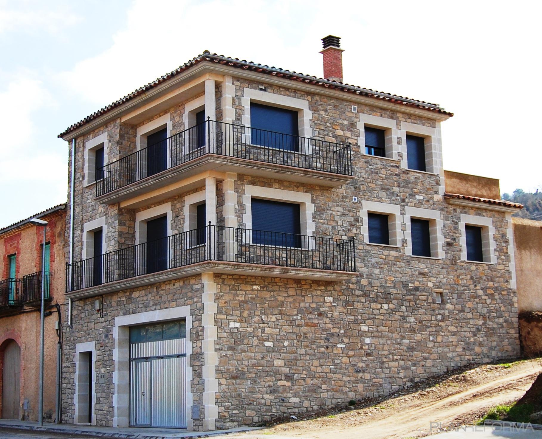 Garaje, Balcon, Exterior style rustico color marron, negro, plateado  diseñado por OA oficina de arquitectura | Arquitecto | Copyright Soy propietario