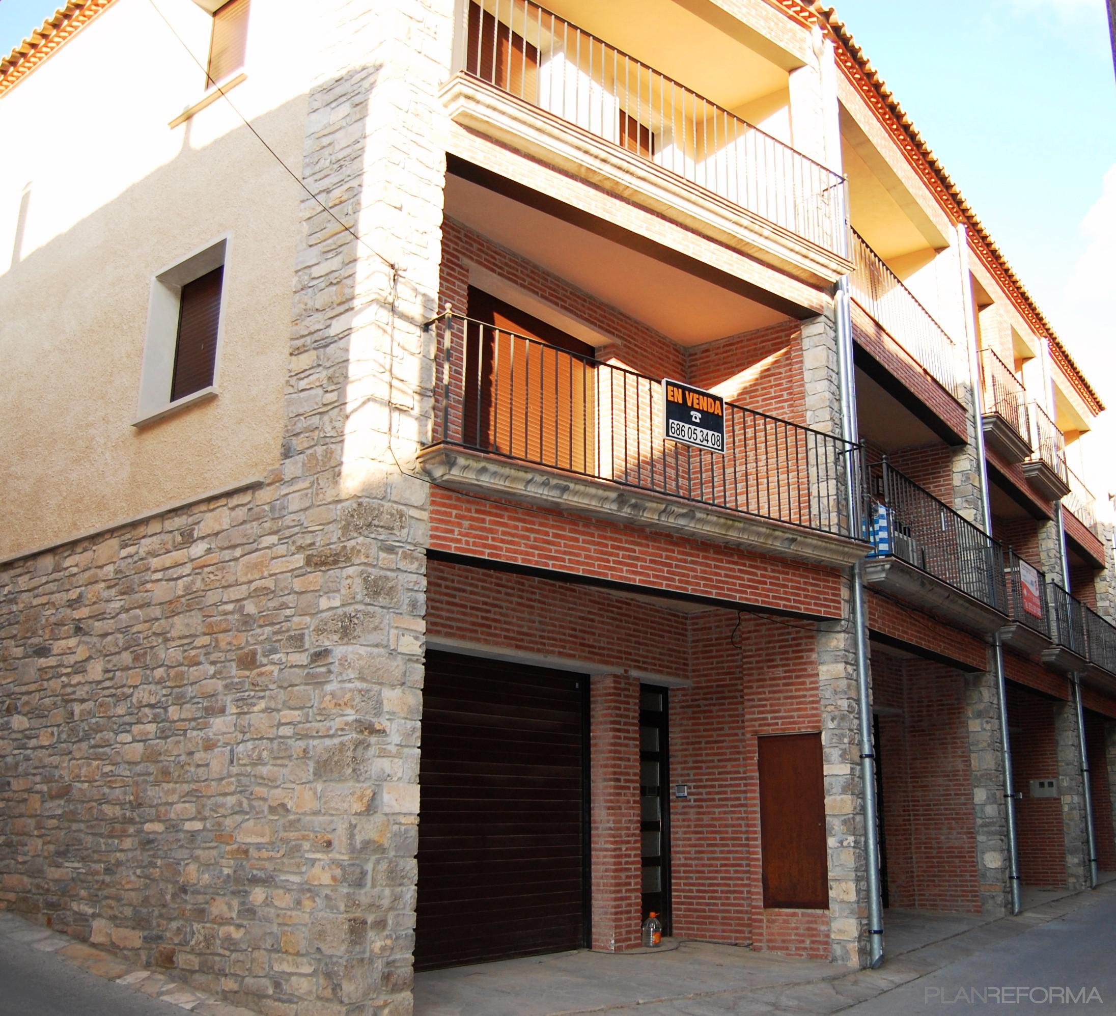 Garaje, Balcon, Exterior style mediterraneo color rojo, marron, marron  diseñado por OA oficina de arquitectura | Arquitecto | Copyright Soy propietario