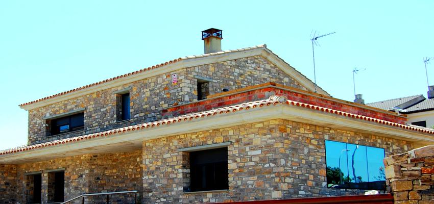 Balcon, Escalera, Exterior style rustico color marron, marron, negro  diseñado por OA oficina de arquitectura | Arquitecto | Copyright Soy propietario