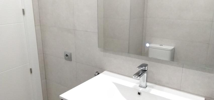 Baño Estilo contemporaneo Color marron, beige, plateado  diseñado por Acarse Reformas y Servicios | Gremio | Copyright Acarse Reformas y Servicios