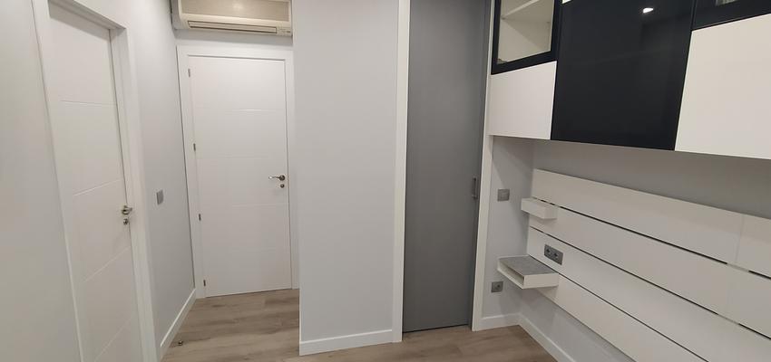 Dormitorio Estilo contemporaneo Color beige, gris, plateado  diseñado por Acarse Reformas y Servicios | Gremio | Copyright Acarse Reformas y Servicios