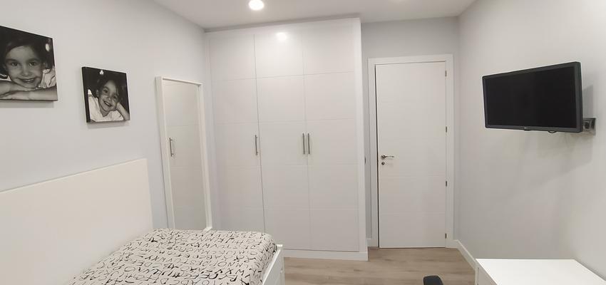 Dormitorio Estilo contemporaneo Color beige, gris, plateado  diseñado por Acarse Reformas y Servicios | Gremio | Copyright Acarse Reformas y Servicios