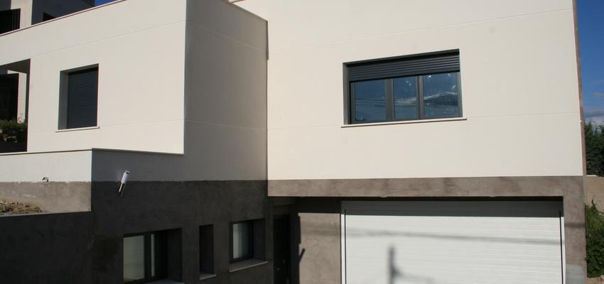 Exterior Estilo contemporaneo Color marron, blanco, gris  diseñado por GENETEC | Gremio 