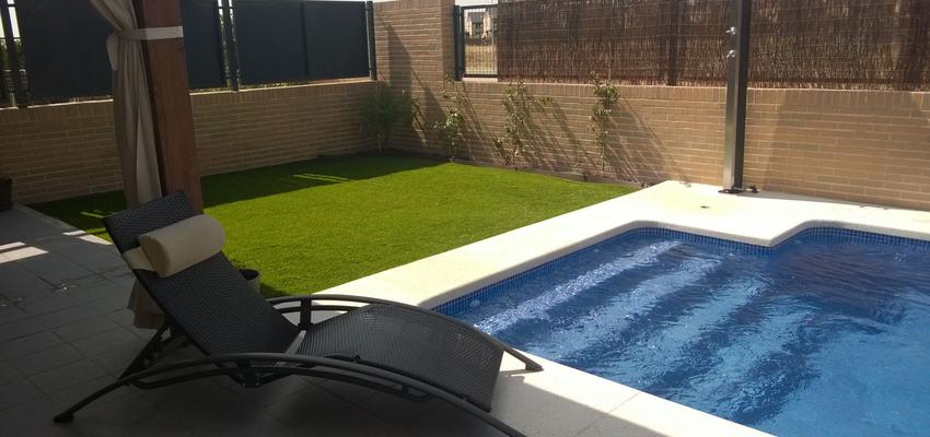 Piscina, Exterior Estilo moderno Color verde, azul, beige, blanco  diseñado por GENETEC | Gremio 