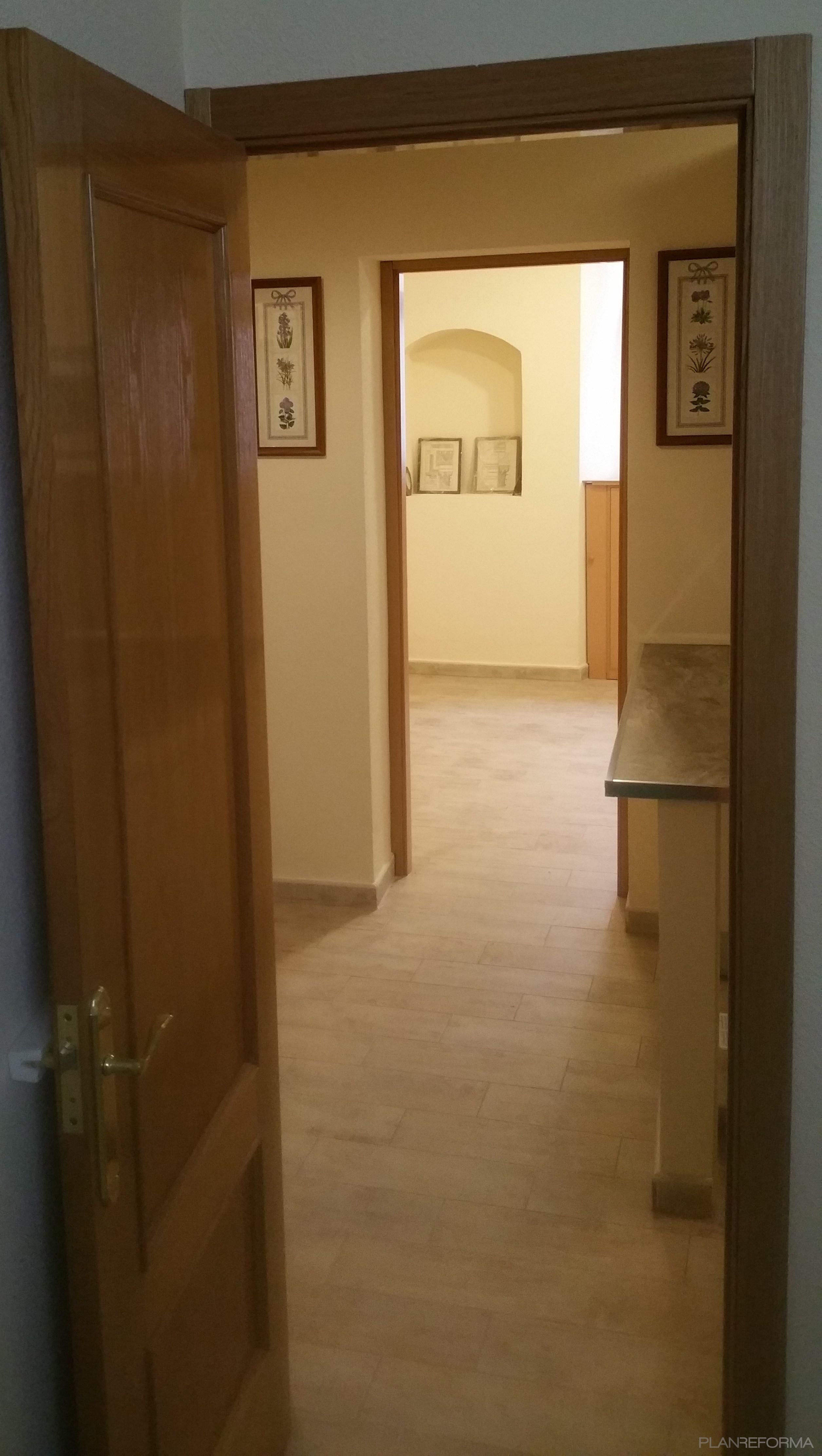 Pasillo Estilo contemporaneo Color beige, marron, beige, blanco  diseñado por GENETEC | Gremio 