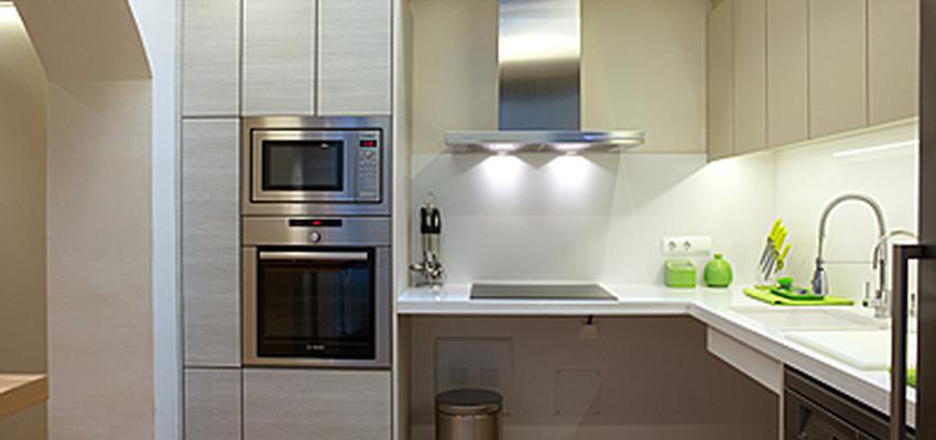 Cocina style contemporaneo color beige, blanco, gris  diseñado por Àngels Hidalgo | Interiorista | Copyright JUGAR AMB LA LLUM