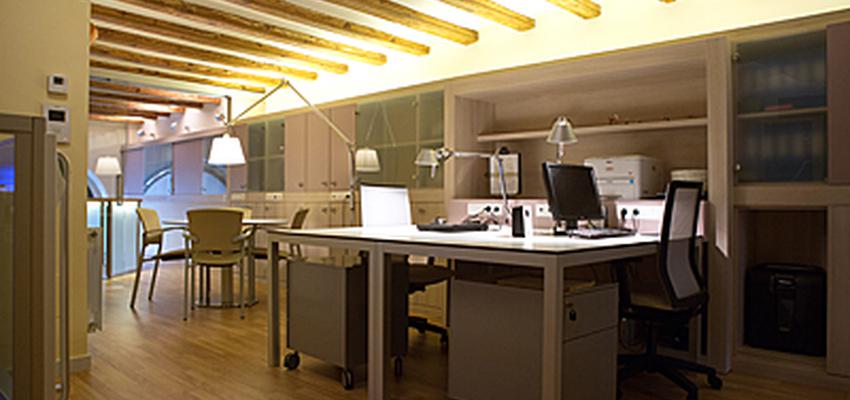 Estudio style mediterraneo color ocre, gris, bronce  diseñado por Àngels Hidalgo | Interiorista | Copyright JUGAR AMB LA LLUM