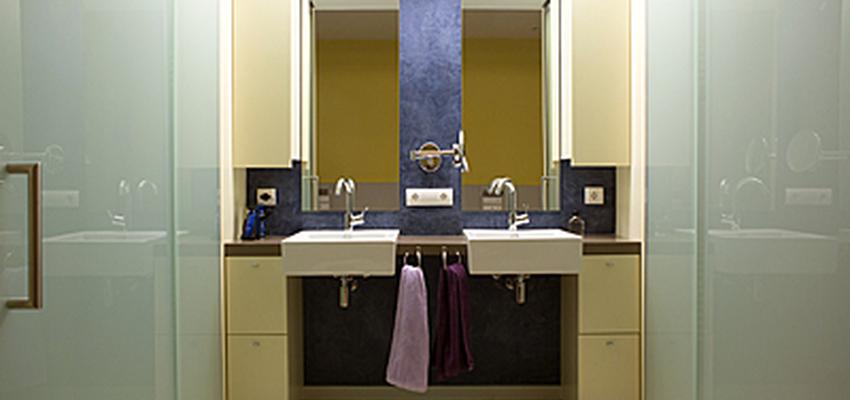 Baño style mediterraneo color amarillo, azul oscuro, blanco  diseñado por Àngels Hidalgo | Interiorista 