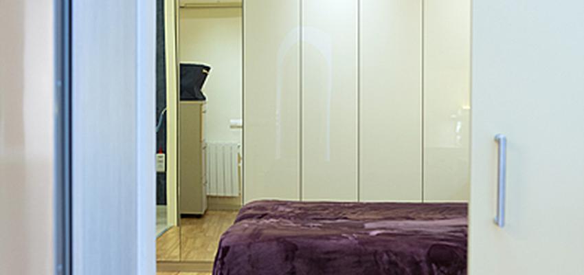 Dormitorio style mediterraneo color azul cielo, violeta, gris  diseñado por Àngels Hidalgo | Interiorista 