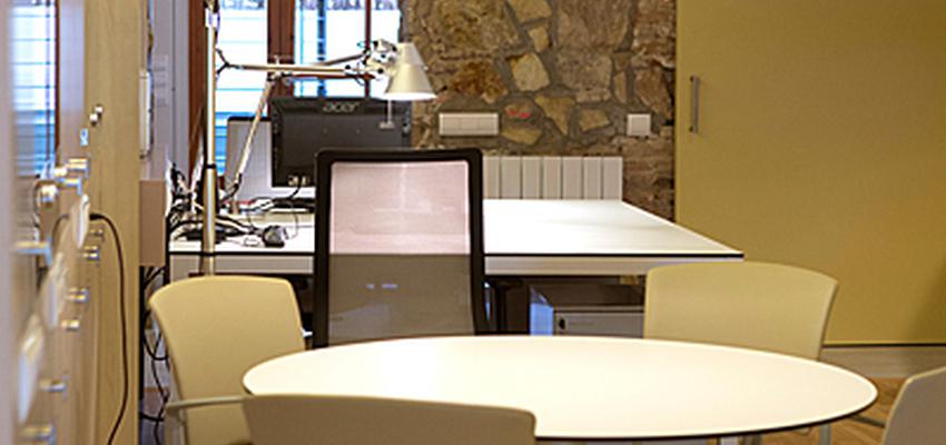 Estudio style mediterraneo color ocre, violeta, gris  diseñado por Àngels Hidalgo | Interiorista 