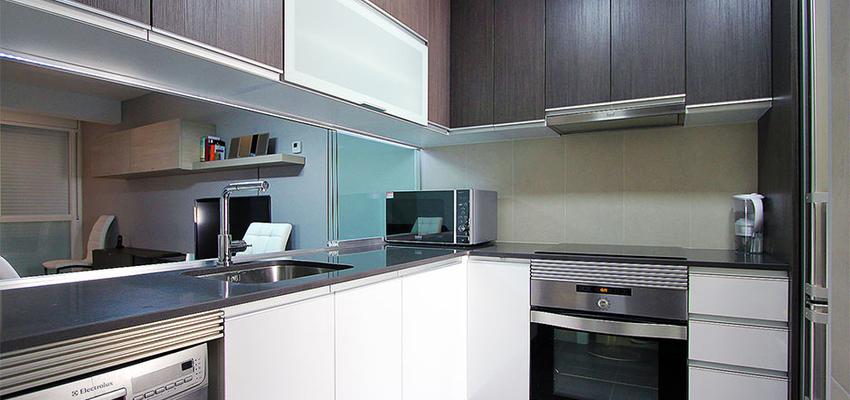 Cocina style contemporaneo color marron, marron, blanco  diseñado por XTe Interiorismo | Arquitecto Técnico 