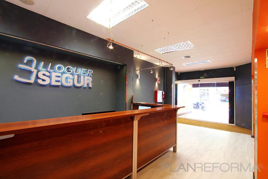 Vestibulo style moderno color ocre, blanco, gris  diseñado por XTe Interiorismo | Arquitecto Técnico 