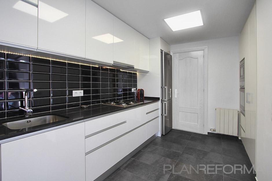 Cocina style moderno color blanco, gris, negro  diseñado por XTe Interiorismo | Arquitecto Técnico 