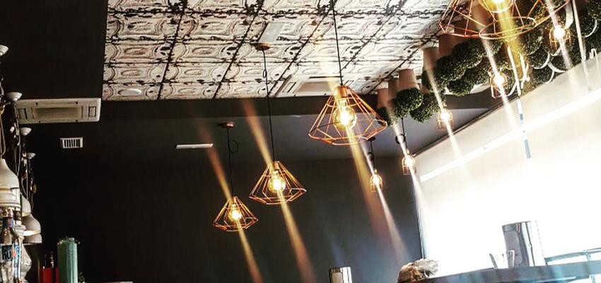 Restaurante, Cafeteria, Bar Estilo vintage Color marron, gris, plateado  diseñado por estudio2interiorismo | Interiorista | Copyright estudio2interiorismo