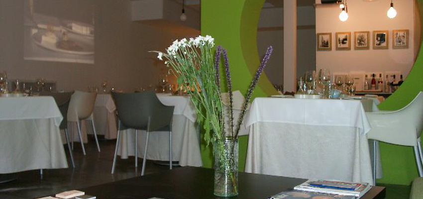 Restaurante Estilo contemporaneo Color verde, marron, blanco, gris  diseñado por estudio2interiorismo | Interiorista | Copyright Soy el propietario