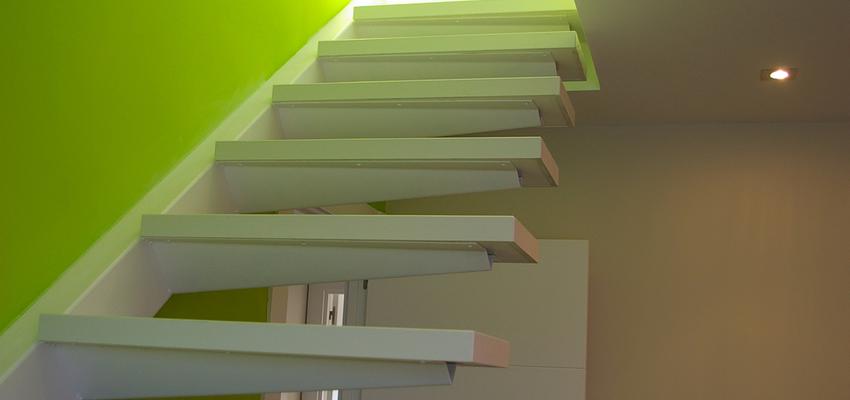 Escalera Estilo moderno Color verde, marron, plateado  diseñado por estudio2interiorismo | Interiorista | Copyright Soy el propietario