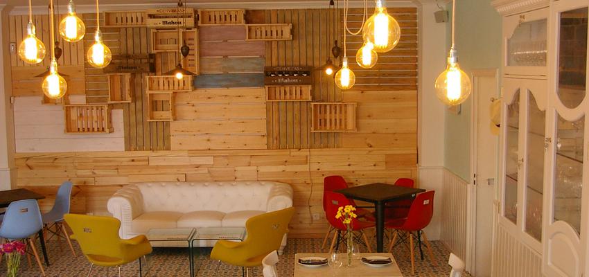 Comedor, Restaurante Estilo eclectico Color rojo, amarillo, azul cielo, marron, blanco  diseñado por estudio2interiorismo | Interiorista | Copyright Soy el propietario