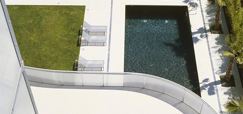 Piscina, Jardin, Hotel style moderno color verde, azul oscuro, blanco  diseñado por Ignasi Conillas - espais exteriors | Paisajista | Copyright Ignasi CONILLAS - espais exteriors
