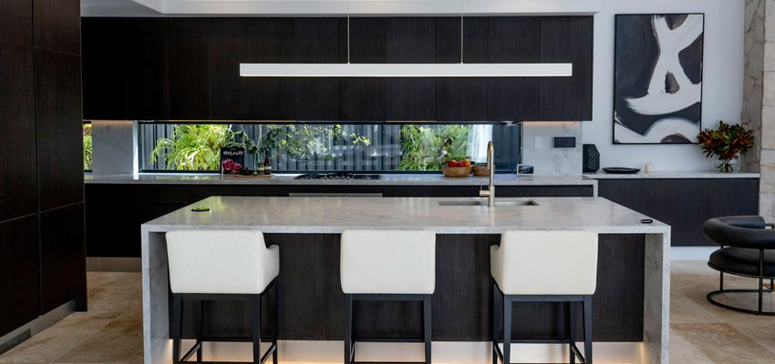 Cocina Estilo moderno Color amarillo claro, negro  diseñado por Kodu Reformas | Reformista, constructor | Copyright https://unsplash.com/es/images/stock/non-copyrighted