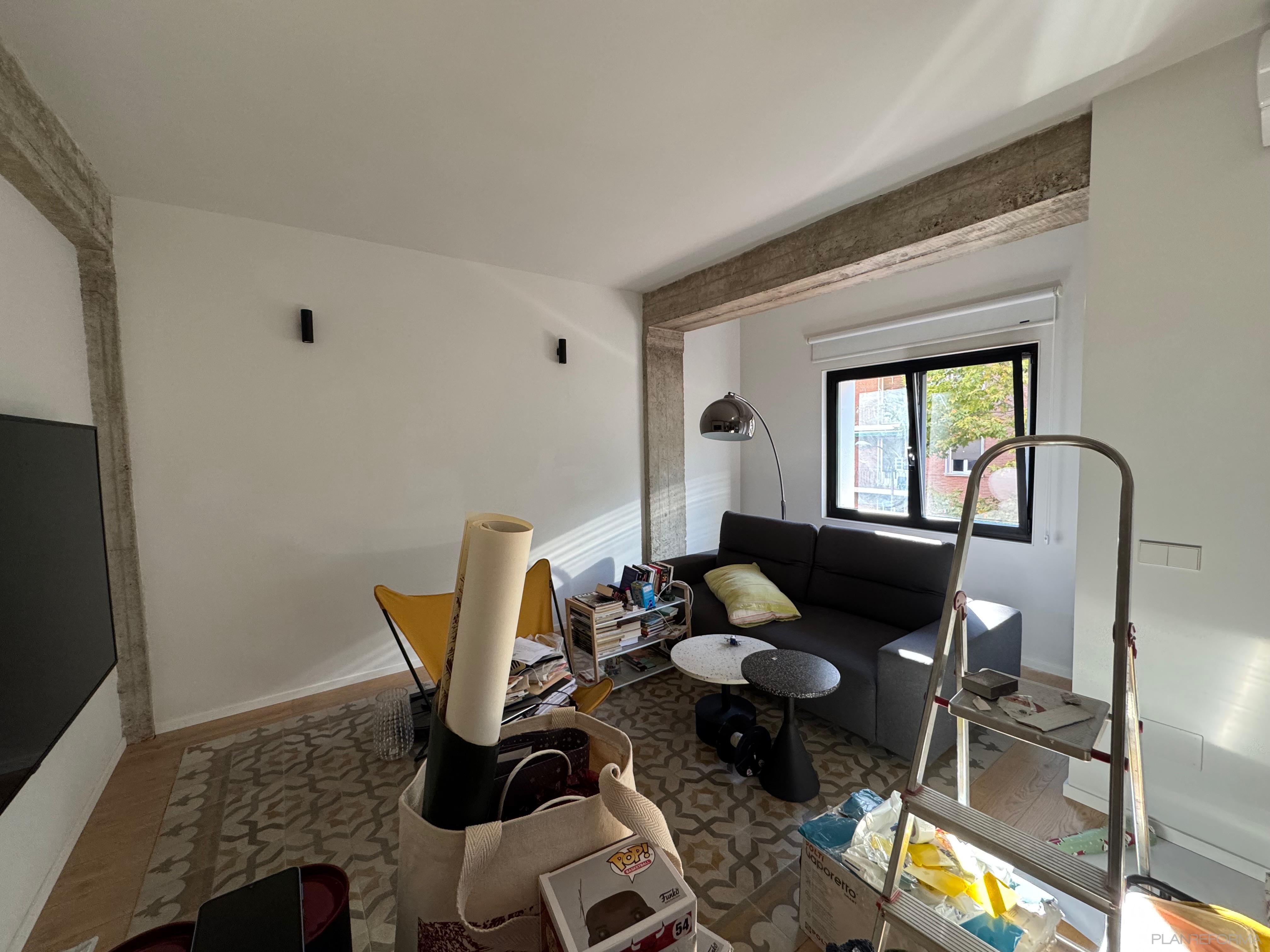 Sala de la TV, Salon Estilo contemporaneo Color gris, gris oscuro, negro  diseñado por Kodu Reformas | Reformista, constructor 